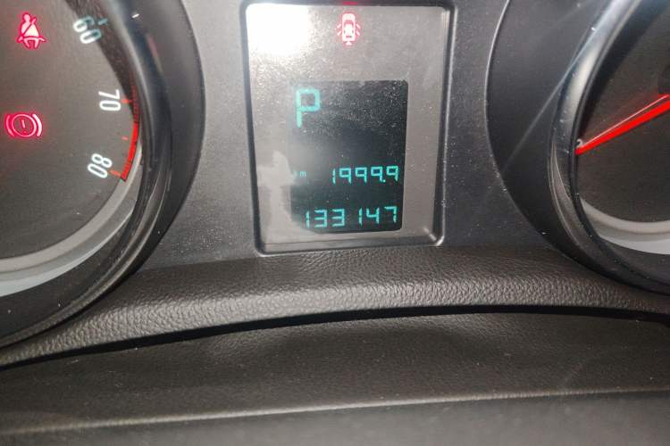 Used Buick Encore 2015 1.4T Automatic Two-Wheel Drive Urban Elite Version Odometer Close Up