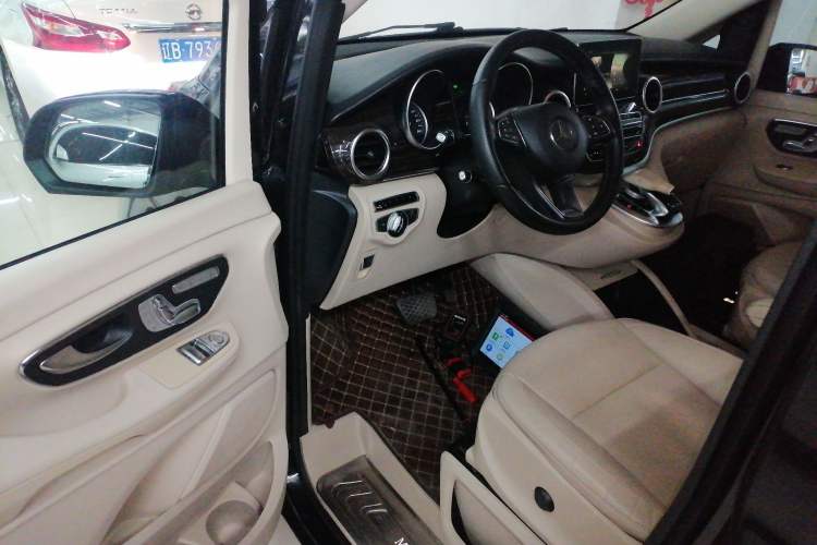 Used Mercedes-Benz V-Class 2016 V 260 Avantgarde Edition
