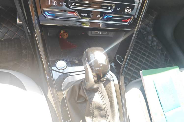 Used Volkswagen T-ROC 2023 300TSI DSG Two-Wheel-Drive Chen Guang Edition Gear Lever