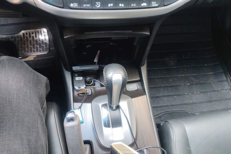 Used Honda Crosstour 2014 2.4L Luxury Edition Gear Lever