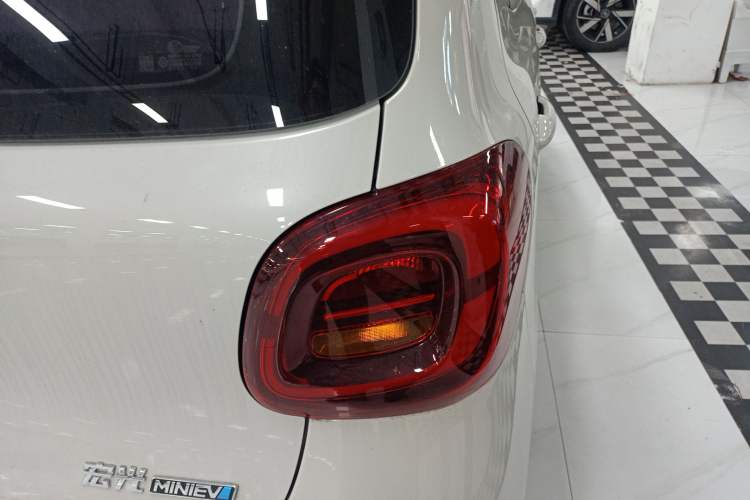 Used Wuling Hongguang MINIEV 2025 Four-Door Version Advanced Edition Right Rear Taillight
