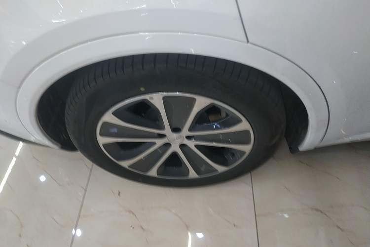 Used Hima Luxeed R7 2024 Pure Electric 667km Pro Right Rear Wheel Hub