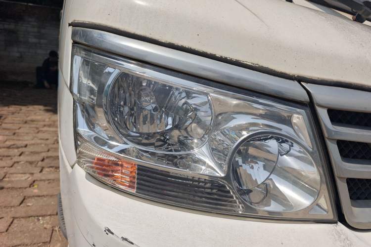 Used Jinbei Hiace 2018 2.0L Fifth-Generation Box Truck Standard Roof 2 Seats 4G21C