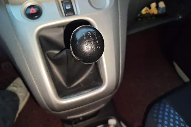 Used Nissan NV200 2011 1.6L 232 Seats Zunya Trim Gear Lever