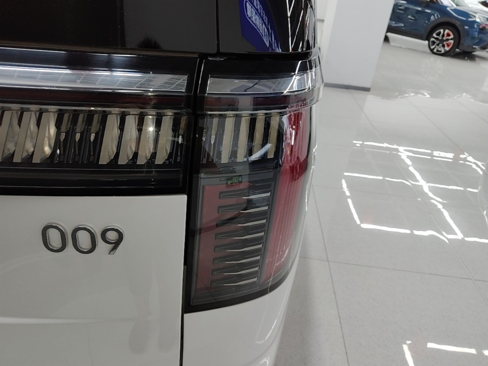 Zeekr 009 2024 7-Seater Walk-Through Version Four-Wheel Drive 108 kWh — снимка 9