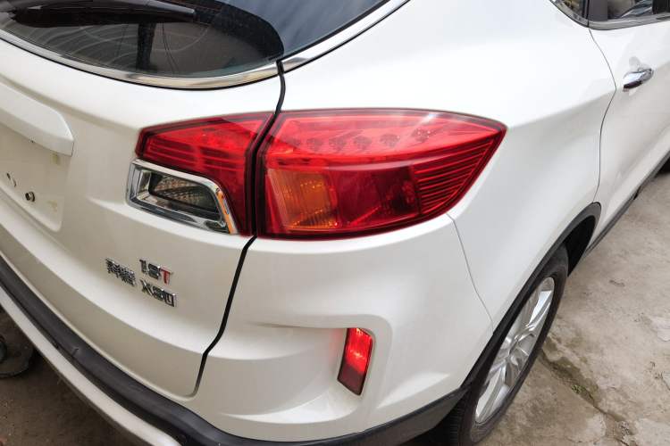 Used Bestune X80 2015 1.8T Automatic Luxury Model Right Rear Taillight