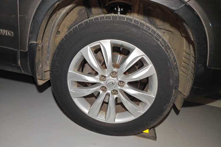 Used Kia Sorento 2009 2.4L Comfort Edition Right Front Wheel Hub