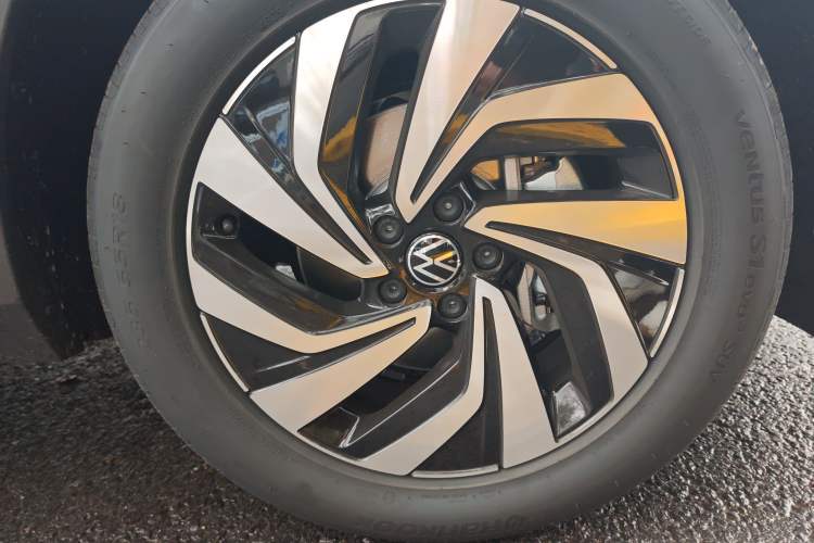 Used Volkswagen Tiguan L 2025 Model, Outstanding Version, 300TSI Automatic Two-Wheel Drive Longteng Edition Exterior 1