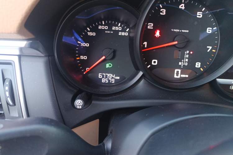 Used Porsche Macan 2014 Macan 2.0T Odometer Close Up