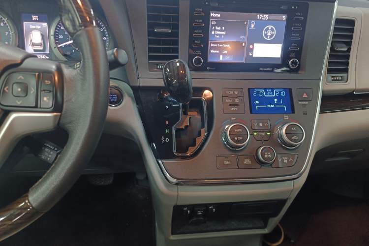 Used Toyota SIENNA 2018 3.5L Two-Wheel Drive SE U.S. Specification