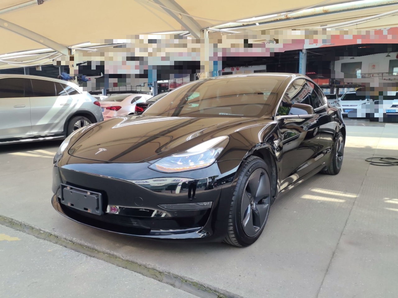 Под передней частью автомобиля