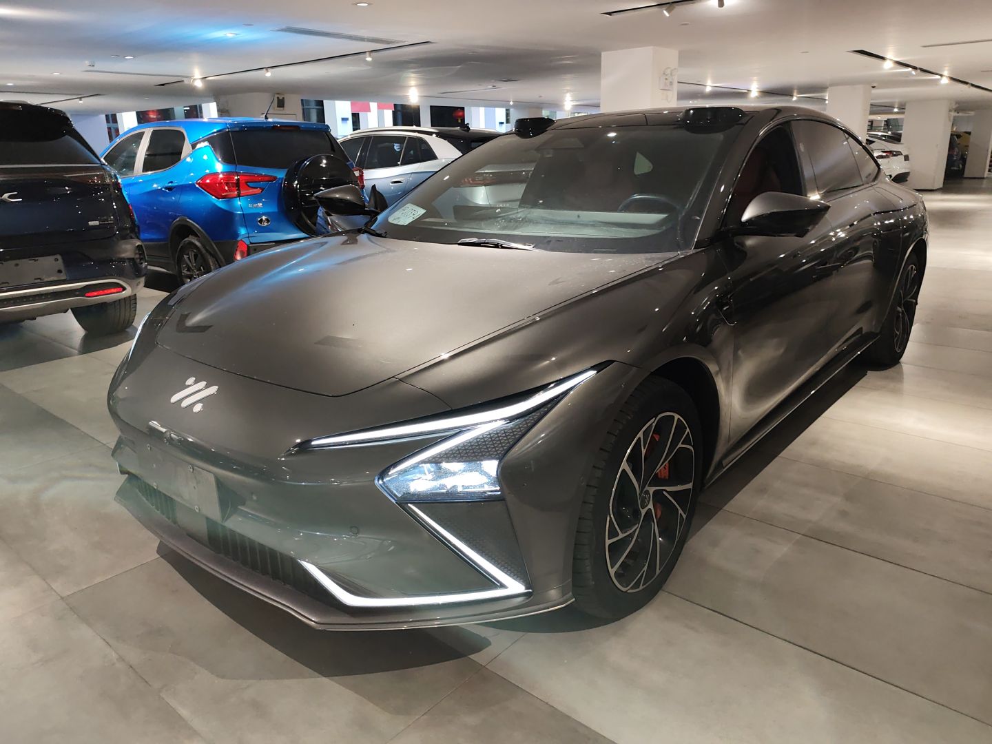 Под передней частью автомобиля