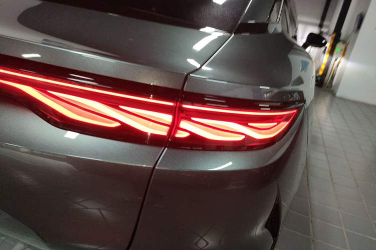 Used BYD Han L 2025 DM-p Four-Wheel-Drive LiDAR Flagship Model Right Rear Taillight
