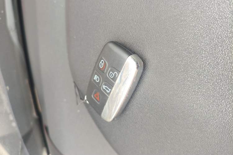 Used Land Rover Discovery 2017 3.0 SC V6 SE Vehicle Key