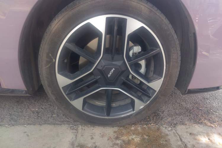 Used AION RT 2025 650 LiDAR Edition Right Front Wheel Hub