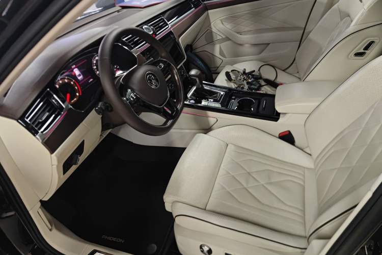 Used Volkswagen Phideon 2021 380TSI Prestige Edition Left Front Seat