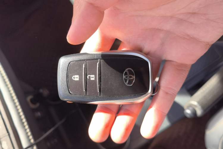 Used Toyota RAV4 2015 2.5L Automatic 4x4 Elite Edition Vehicle Key