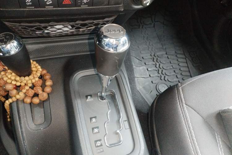 Used Jeep Wrangler 2014 3.0L Sahara Four-Door Edition Gear Lever