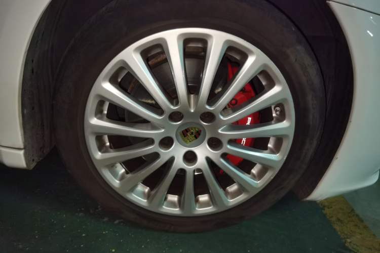 Used Porsche Panamera 2016 Panamera Executive Edition 3.0T Right Front Wheel Hub