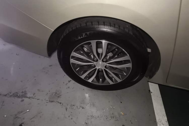 Used Buick GL8 2021 ES Landtrek 653T Comfort Edition Right Rear Wheel Hub