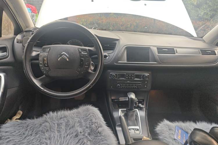 Used Citroen C5 2014 1.6T Automatic Luxury Model Center Console