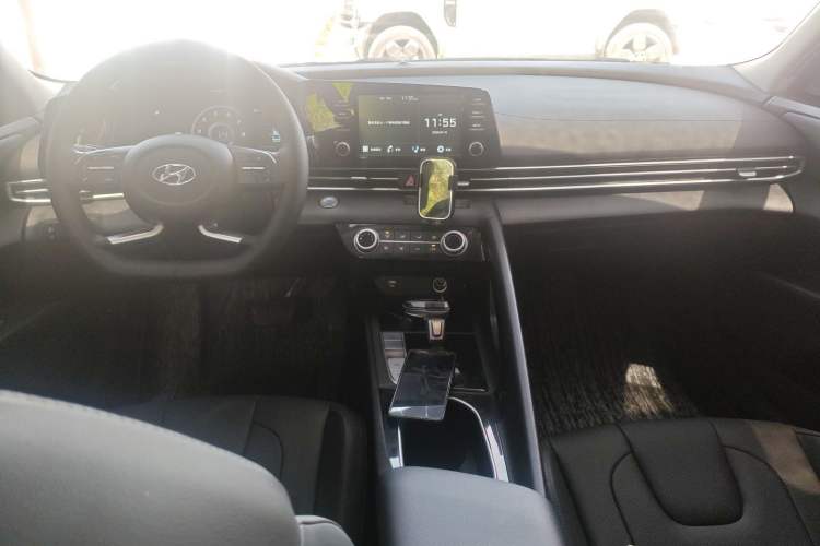 Used Hyundai Elantra 2022 1.5L CVT GLX Elite Edition Center Console