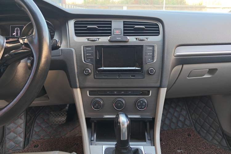 Used Volkswagen Golf 2016 1.6L Automatic Comfort Model Audio And AC Panel