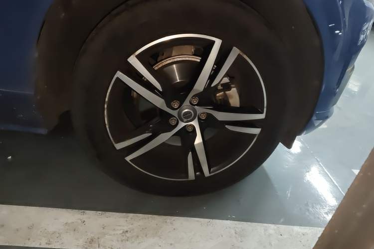 Used Volvo XC60 2018 T5 4x4 Smart & Sporty Edition Right Front Wheel Hub