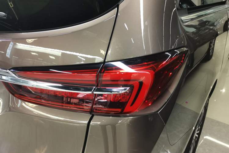 Used Buick GL8 2023 Facelifted Land Cruiser Executive Luxury Version
