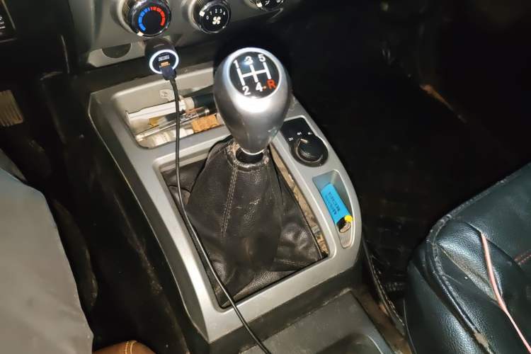 Used JMC Baodian 2018 2.9T New Value-Added 4x4 Diesel Comfort Version with Standard Cargo Bed – JX4D30B5L Gear Lever