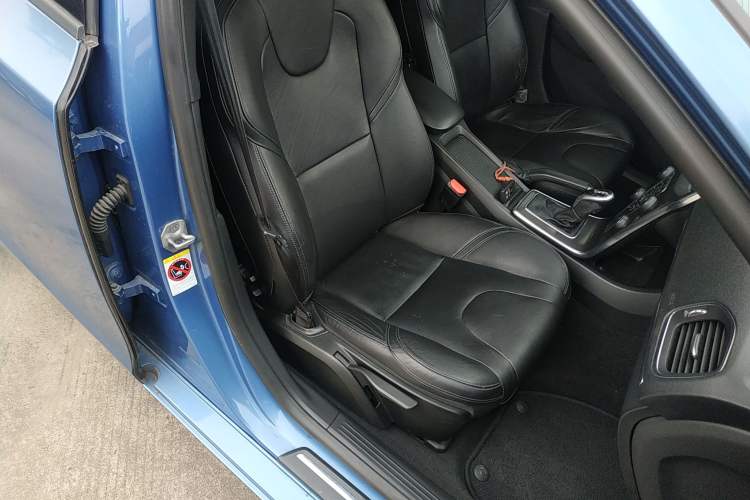 Used Volvo V40 2016 T3 Zhiyi Edition
