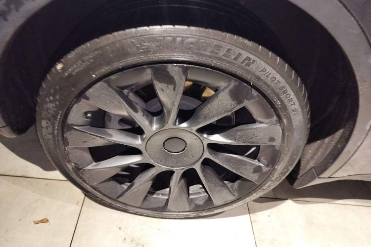 Used Tesla Model Y 2021 Long-Range All-Wheel-Drive Version Right Rear Wheel Hub