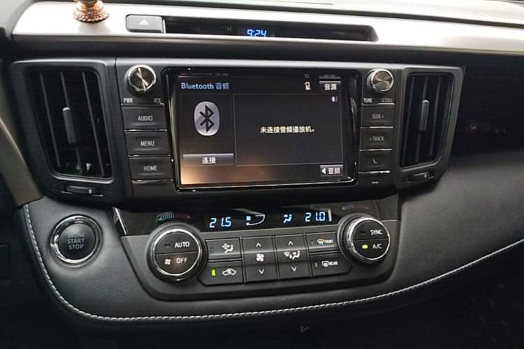 Used Toyota RAV4 2019 2.0L CVT Two-Wheel Drive Luxury Version China VI Standard
