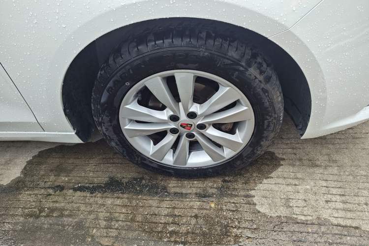 Used Roewe 360 2016 1.5L Automatic Smart Screen Version Right Front Wheel Hub