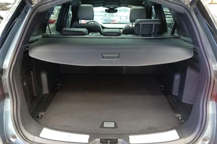 Used Land Rover Discovery Sport 2020 249 PS R-Dynamic Performance Edition Trunk