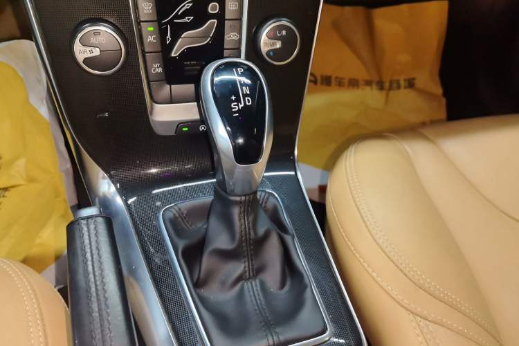 Used Volvo V40 2017 T3 Zhiyi Edition
