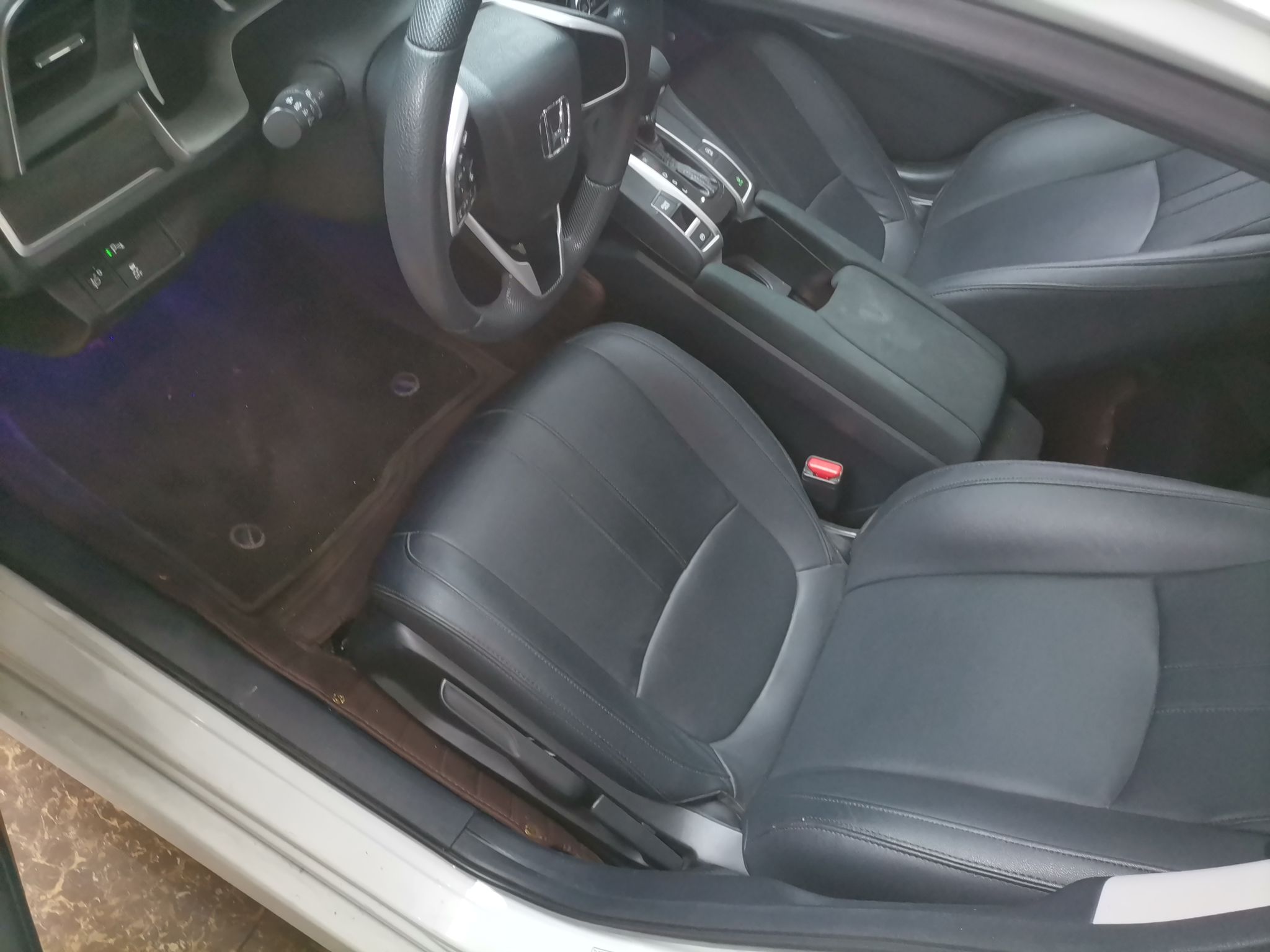 Переднее сиденье в автомобиле