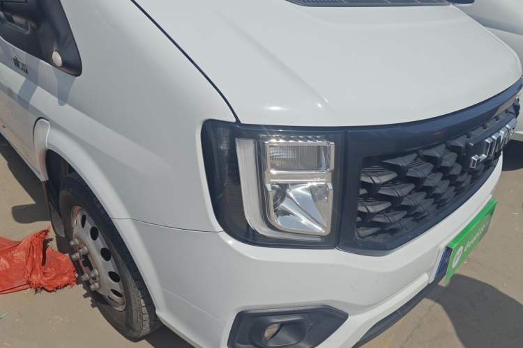 Used JMC Fushun 2023 2.0T Automatic Long-Wheelbase Mid-to-High Roof Commercial Van-Type Transport Vehicle – 2/3 Seats