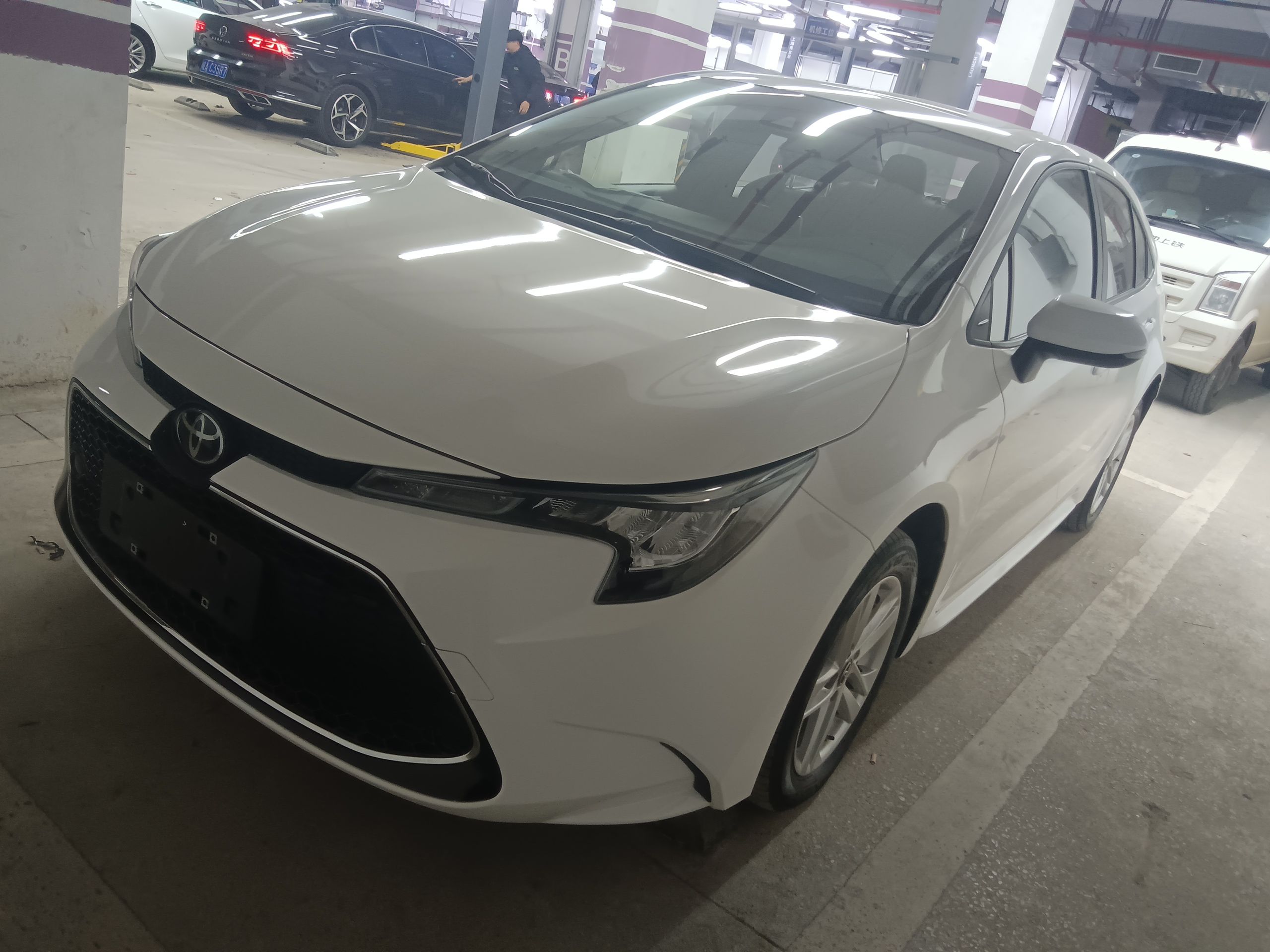 Под передней частью автомобиля