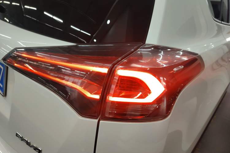 Used Toyota RAV4 2016 2.0L CVT Two-Wheel Drive Fashion Edition China V Standard Exterior 3