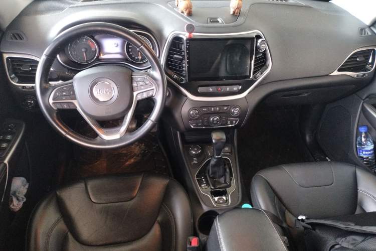 Used Jeep Cherokee 2019 2.0T Four-Wheel Drive Explorer Edition China V