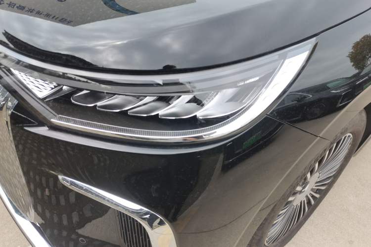 Used VOYAH Dream 2025 PHEV Four-Wheel-Drive Flagship Kunpeng Edition
