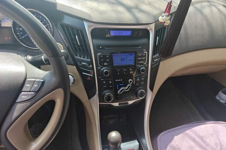Used Hyundai Sonata 2011 2.0L Automatic Luxury Edition Audio And AC Panel