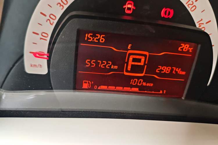 Used smart fortwo 2015 1.0L 52 kW hardtop Dynamic version Odometer Close Up