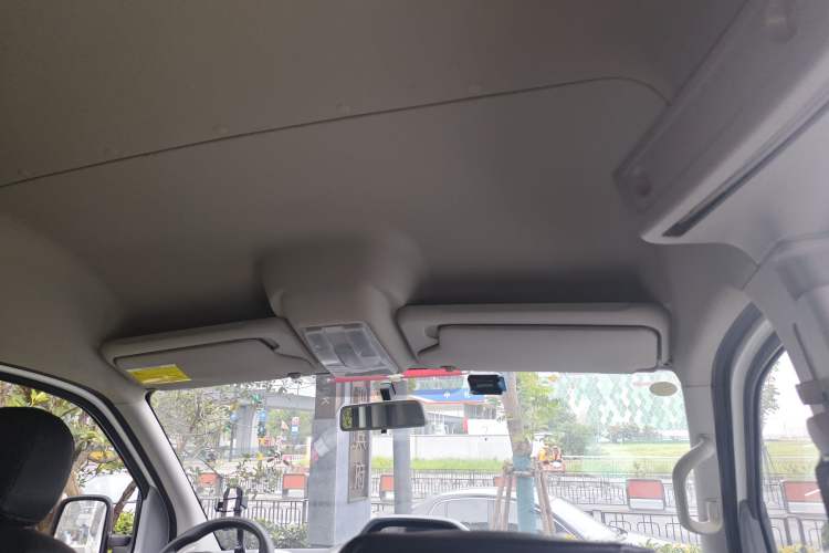 Used SAIC MAXUS Xintu V80 2023 2.0T AMT Classic Aoyuntong Short Wheelbase Mid-Roof 5/6-Seater Headliner