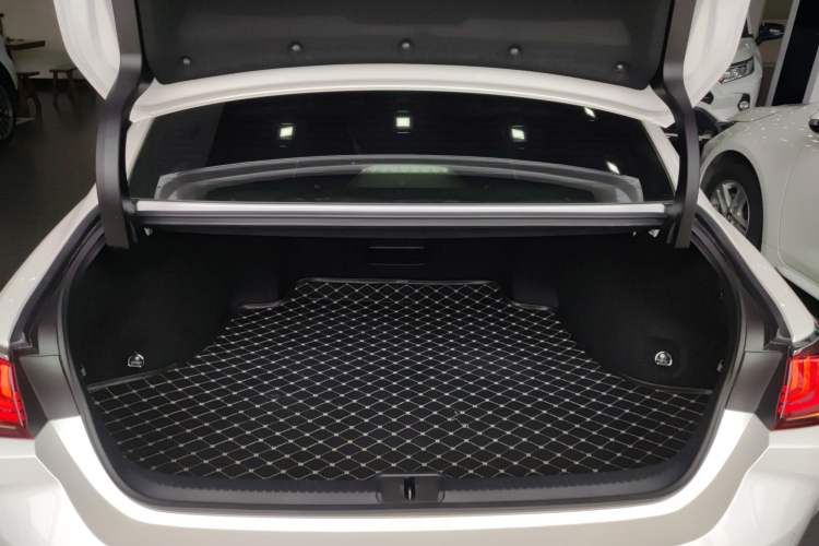 Used Lexus ES 2022 300h Excellence Edition
