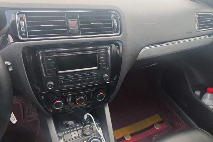 Used Volkswagen Sagitar 2015 1.6L Manual Comfort Model Audio And AC Panel