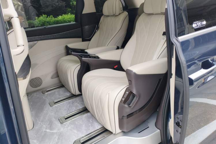 Used Denza D9 2024 DM-i 1050 Luxury Model
