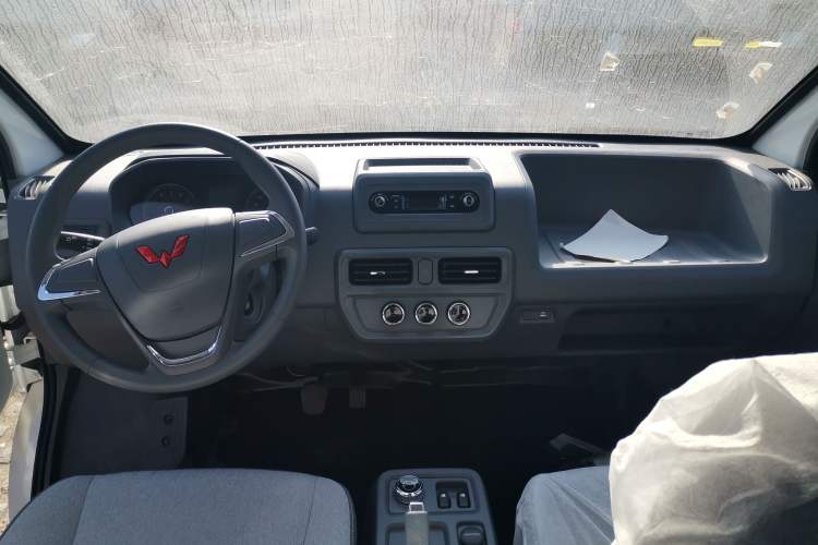 Used Wuling Yangguang 2024 300KM Comfort Version Passenger Van 75kW
