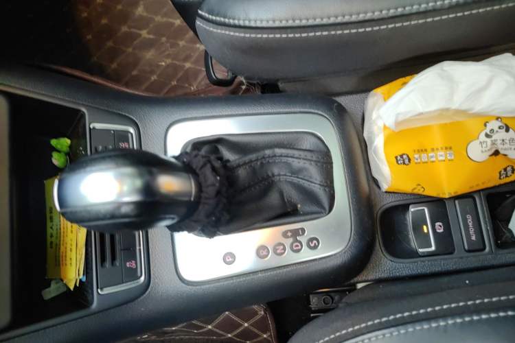 Used Volkswagen Tiguan 2017 300TSI Automatic Two-Wheel Drive Silk Road Comfort Edition Gear Lever